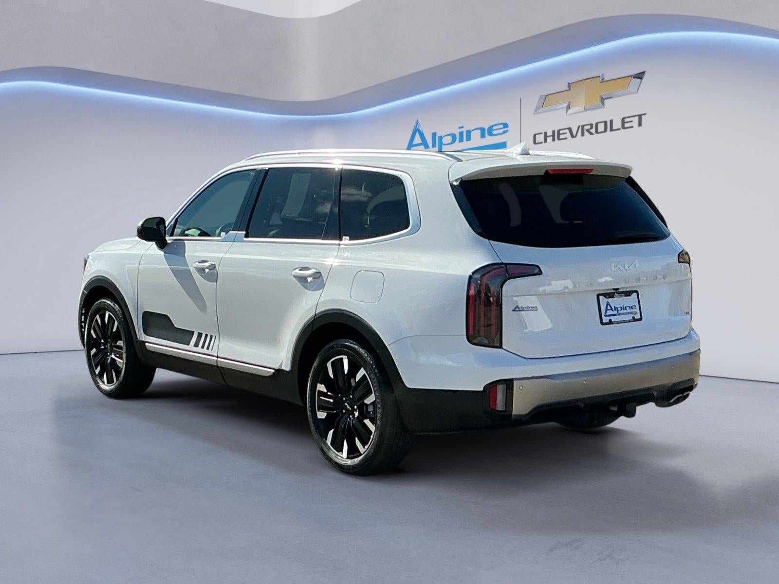 Used 2025 Kia Telluride SX w/ SX Captain's Chair Package AWD/4WD image 3