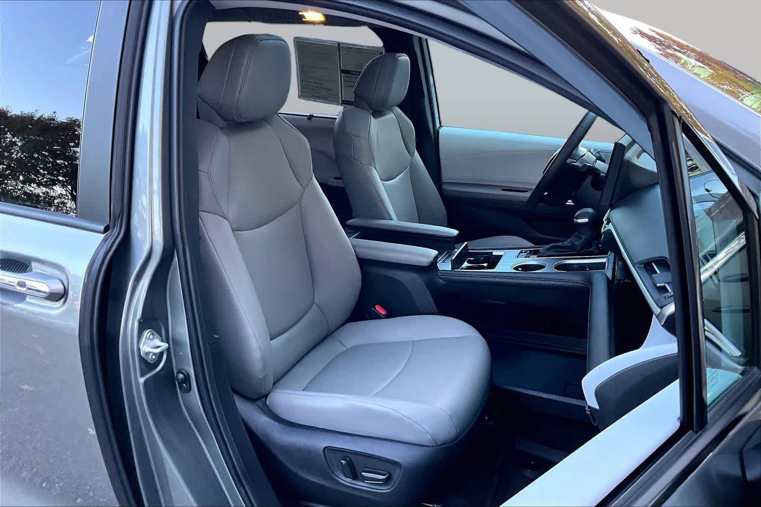 Certified 2026 Toyota Sienna XLE FWD image 8