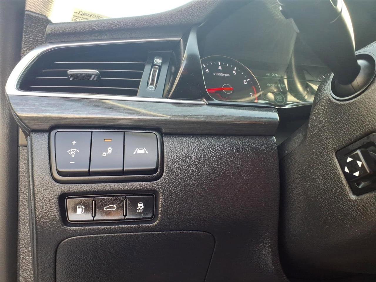 Used 2018 Kia Cadenza Limited image 15