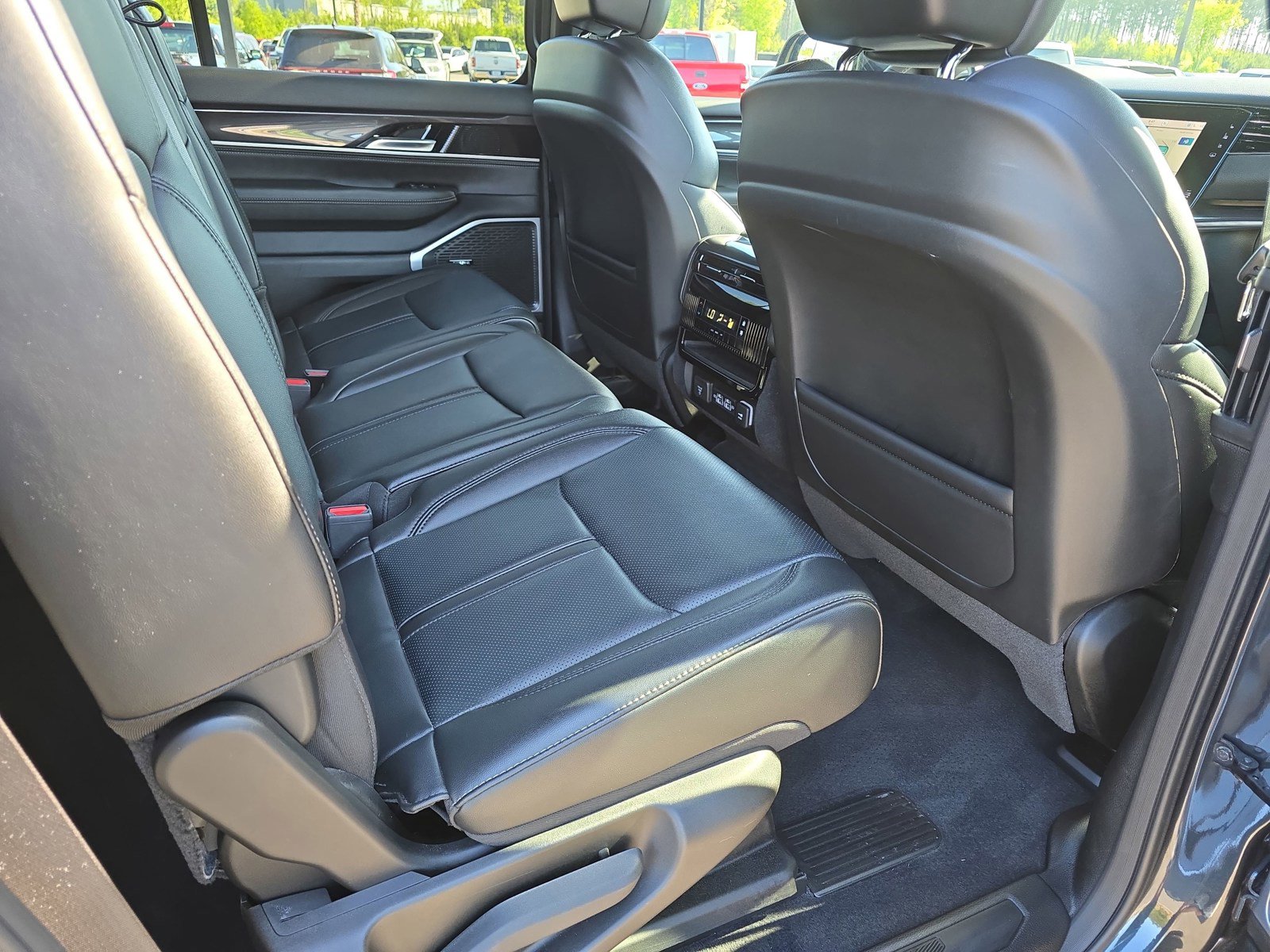 Used 2024 Jeep Wagoneer 4WD image 12