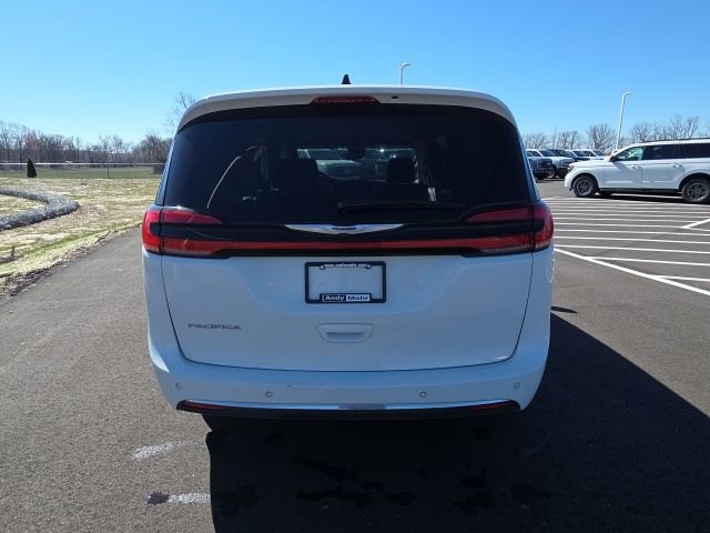 Used 2023 Chrysler Pacifica Touring-L image 10