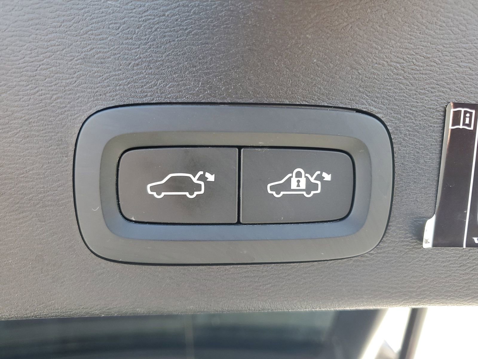 Used 2022 Volvo XC40 T5 Momentum image 31