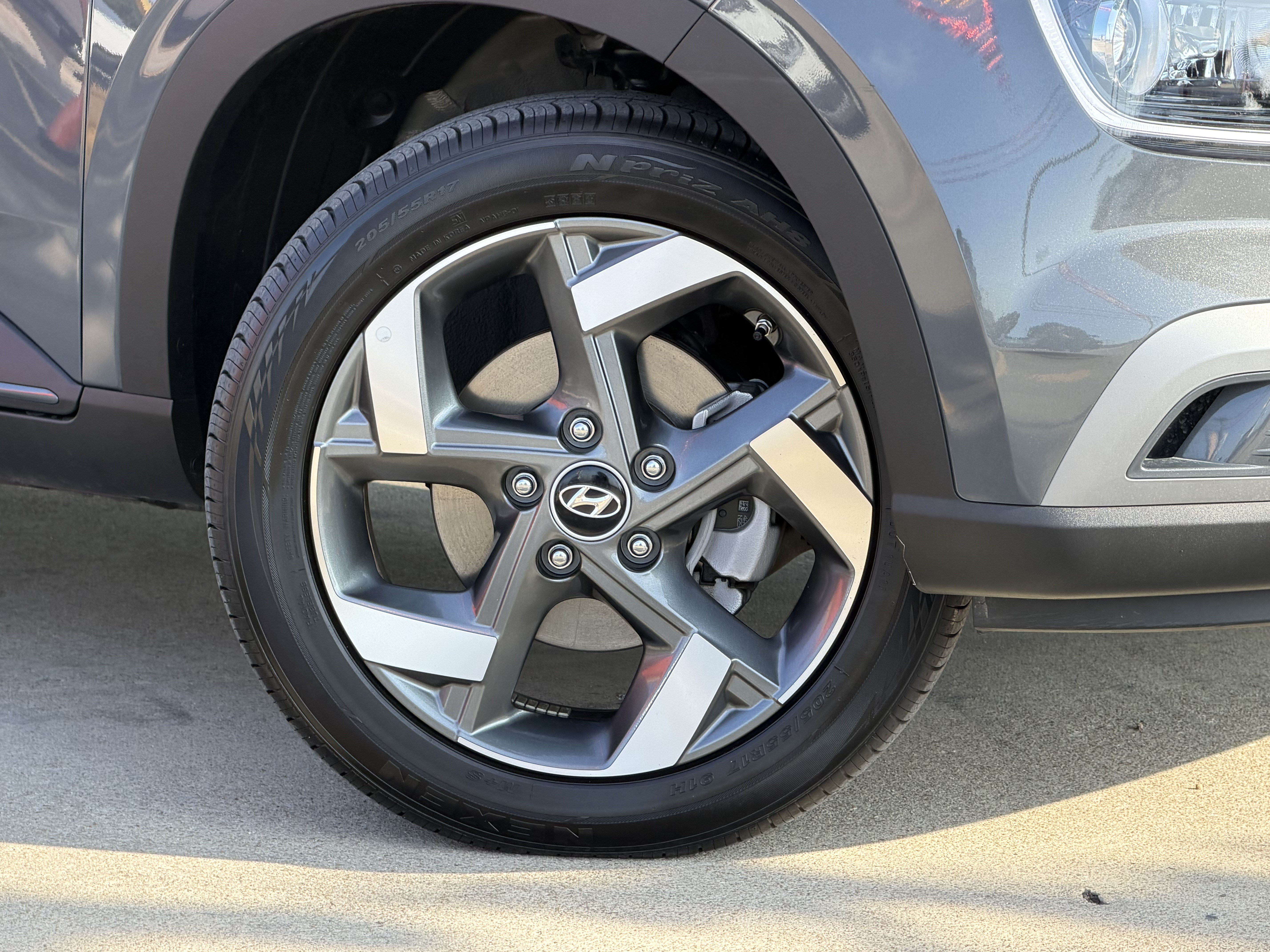 Used 2025 Hyundai Venue Limited FWD image 3