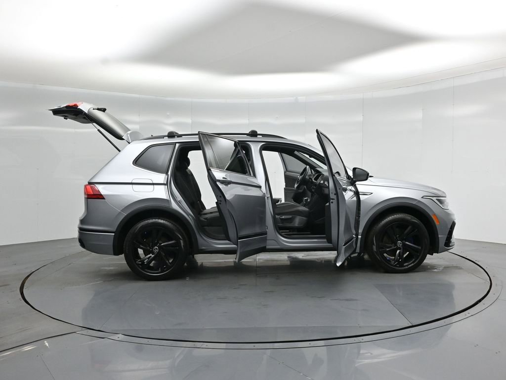 Used 2023 Volkswagen Tiguan SE R-Line image 4