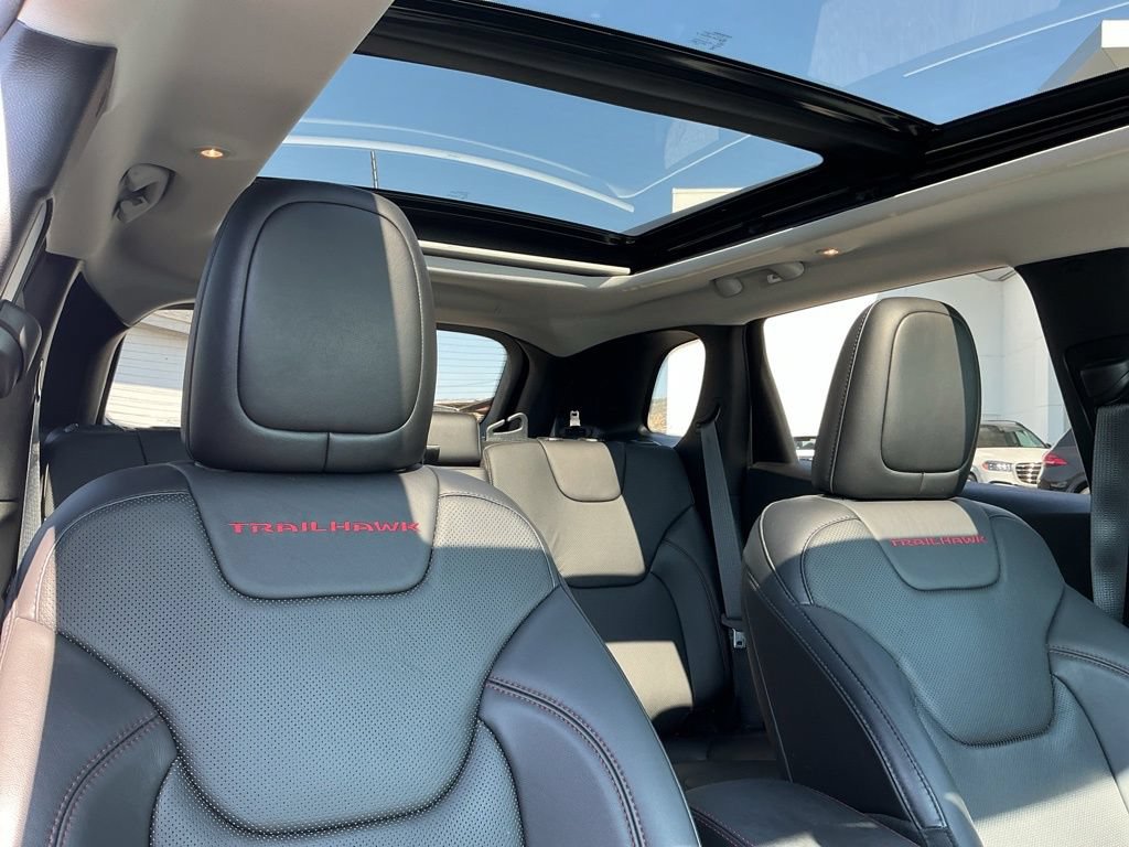 Used 2020 Jeep Cherokee Trailhawk AWD/4WD image 20