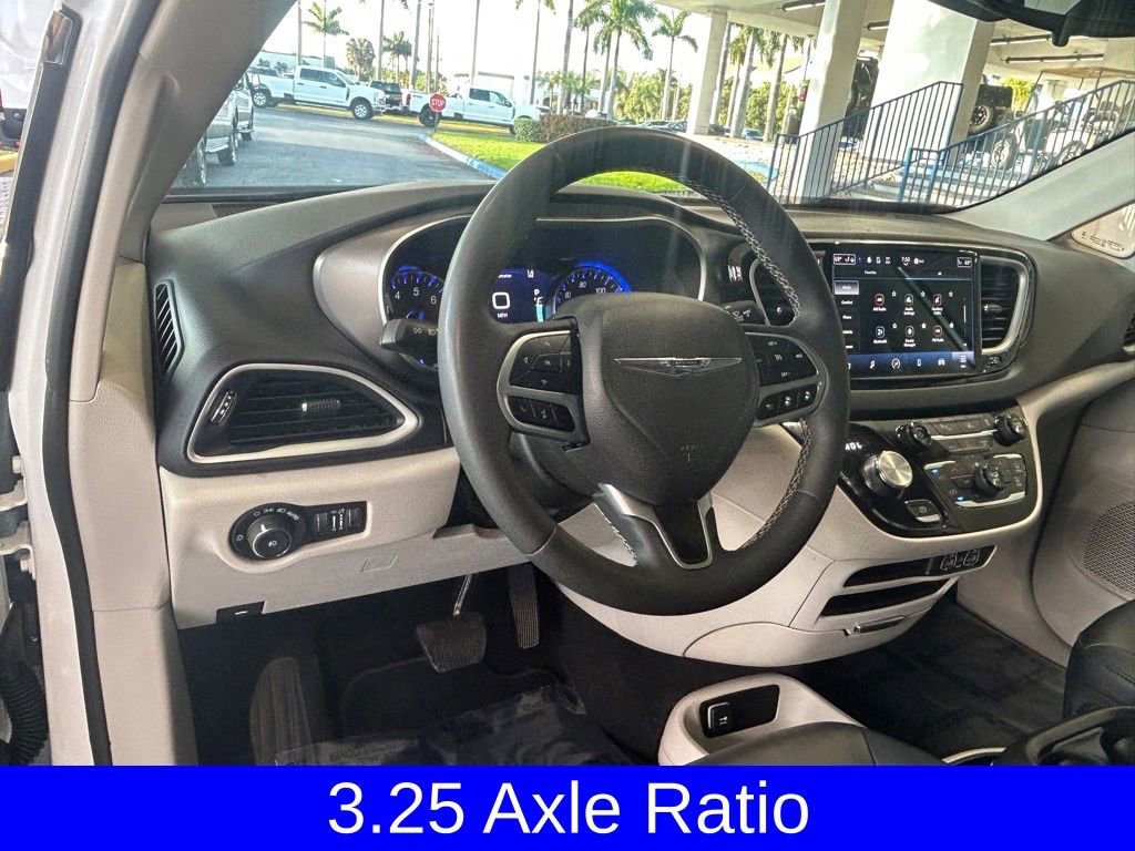 Used 2024 Chrysler Pacifica Touring-L image 34