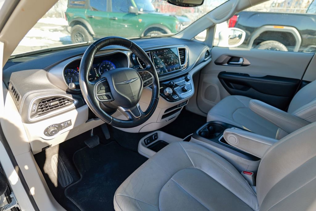 Used 2021 Chrysler Pacifica Touring-L AWD/4WD image 16