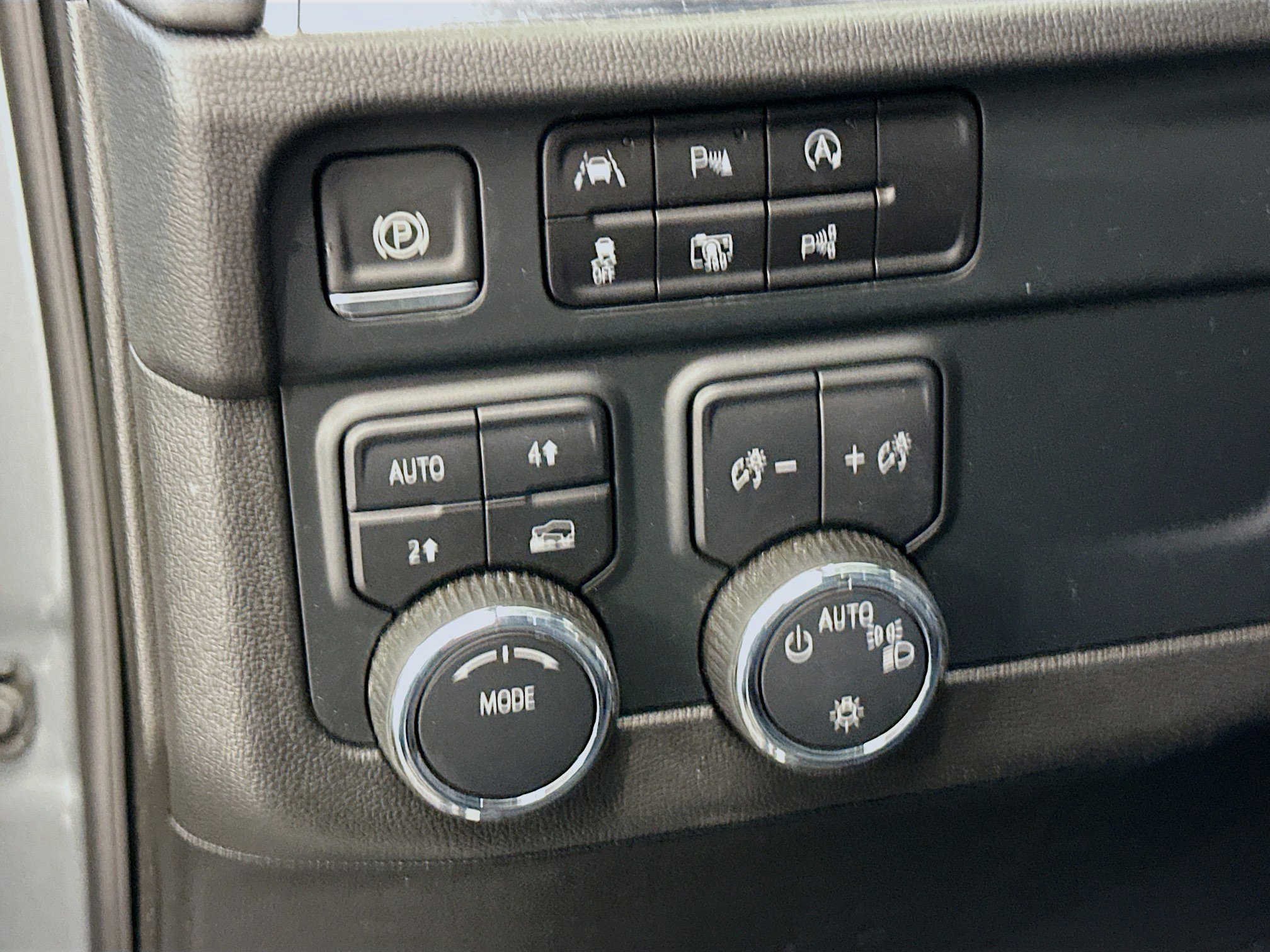 Used 2025 Chevrolet Suburban LT image 17