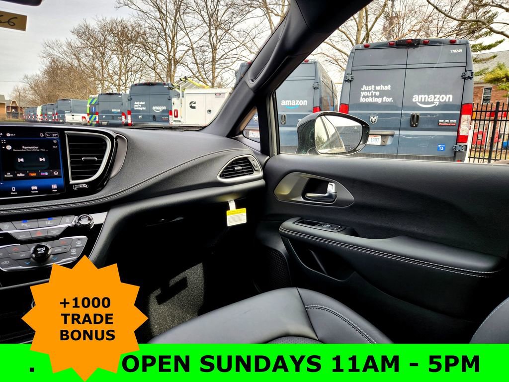 New 2025 Chrysler Pacifica Select image 26