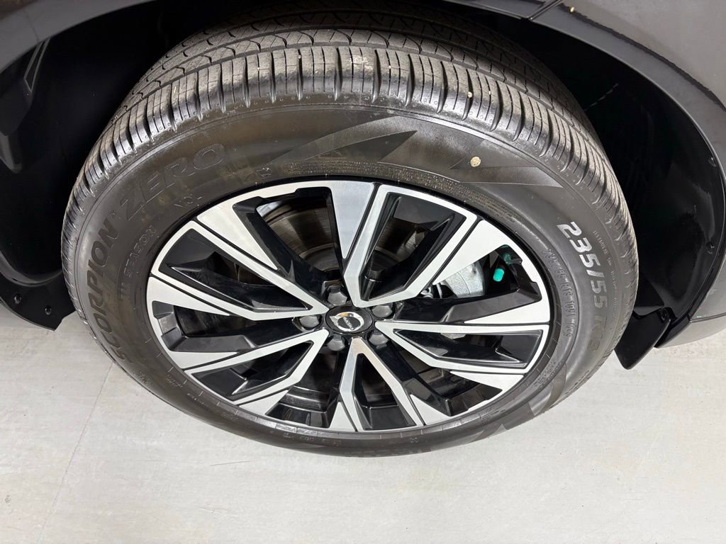 Used 2025 Volvo XC60 B5 Plus AWD/4WD image 11