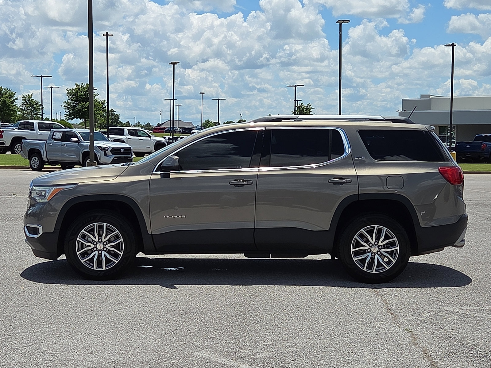 Used 2019 GMC Acadia SLE w/ Driver Alert Package I FWD image 3