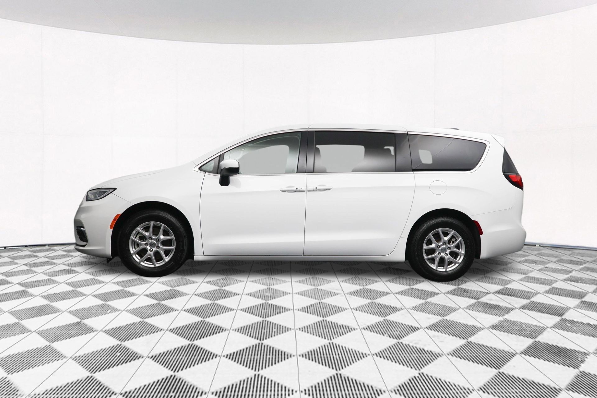 Used 2023 Chrysler Pacifica Touring-L FWD image 40