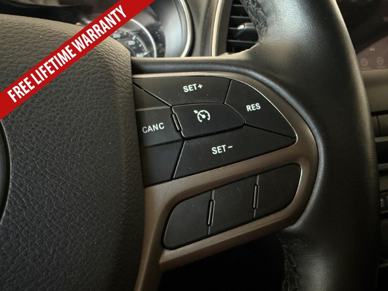 Used 2019 Jeep Cherokee Latitude Plus w/ Cold Weather Group AWD/4WD image 36