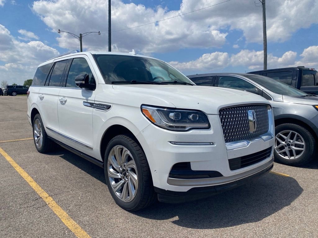 Used 2024 Lincoln Navigator Premiere AWD/4WD image 4