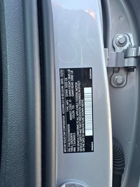 Certified 2025 Volvo XC40 B5 Plus AWD/4WD image 28