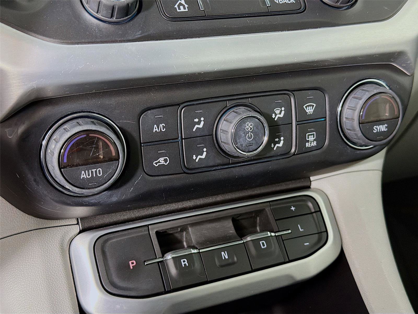 Used 2021 GMC Acadia SLT w/ Technology Package AWD/4WD image 18