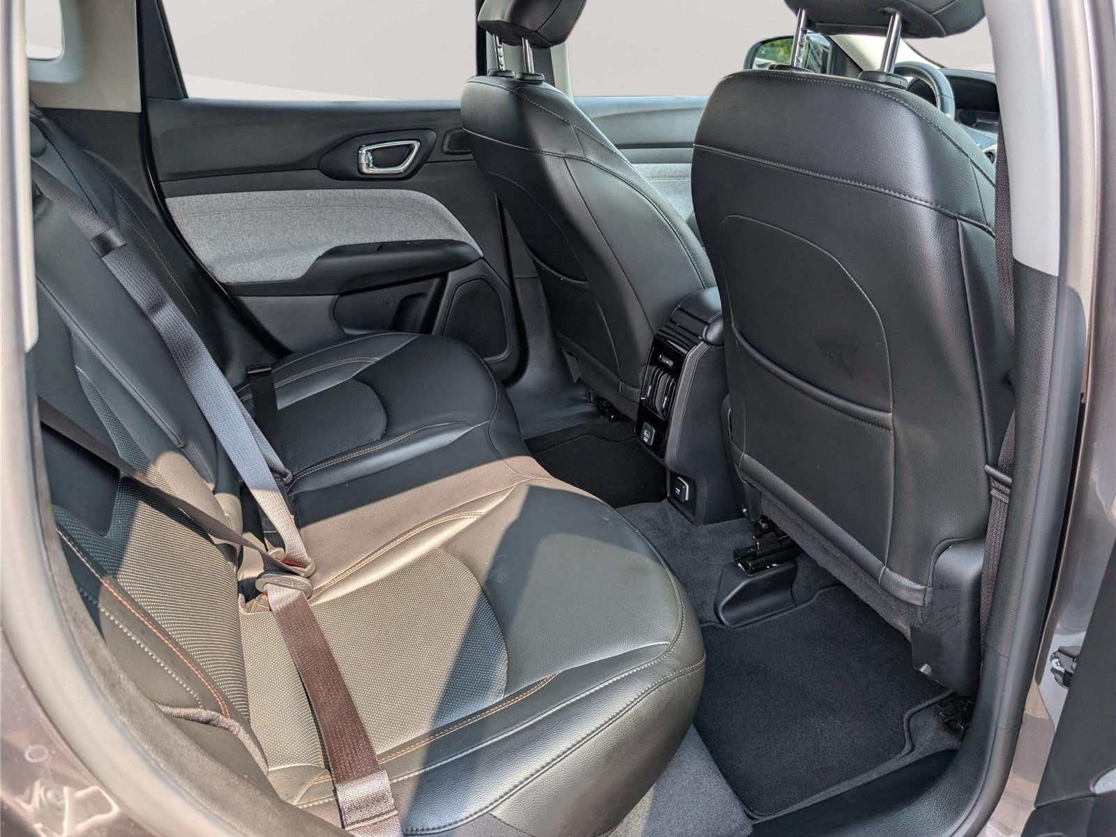 Used 2022 Jeep Compass Latitude w/ Sun and Sound Group AWD/4WD image 12