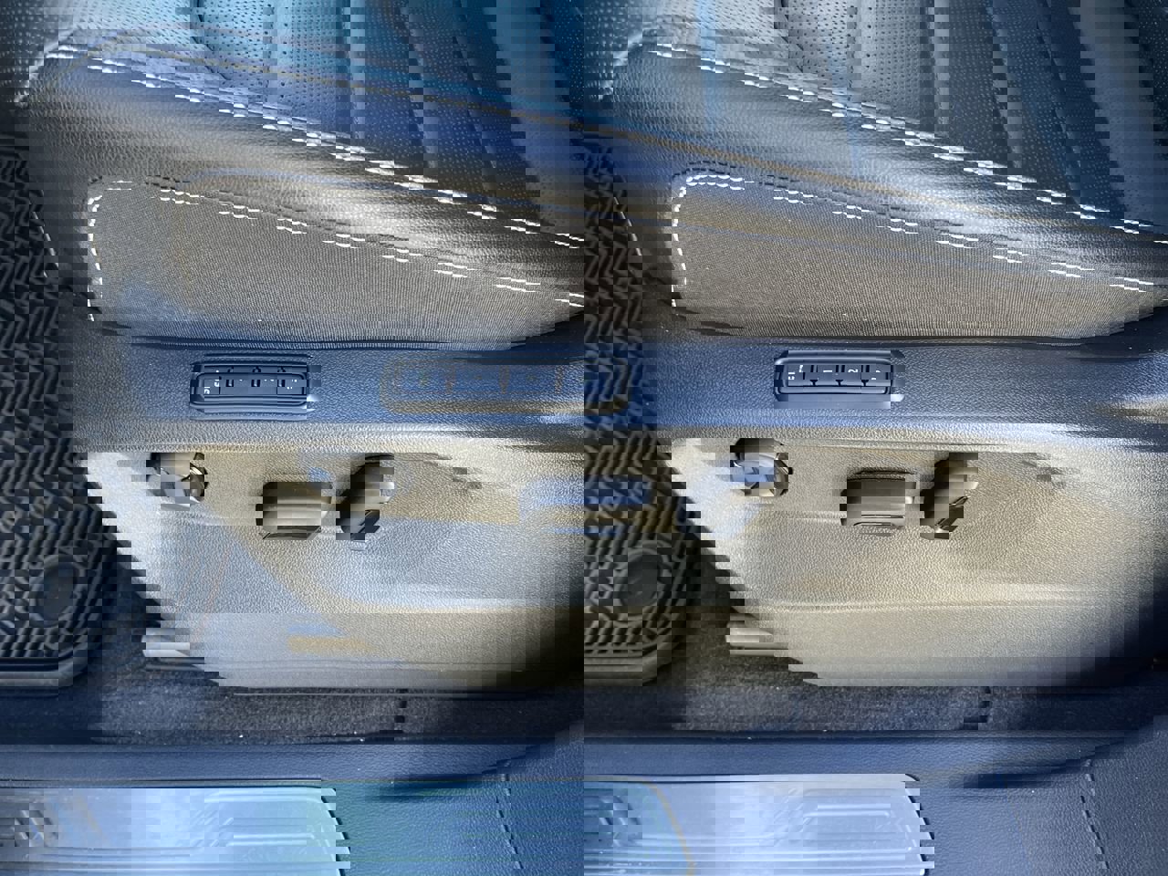 Used 2024 Volkswagen Atlas Cross Sport SEL image 15