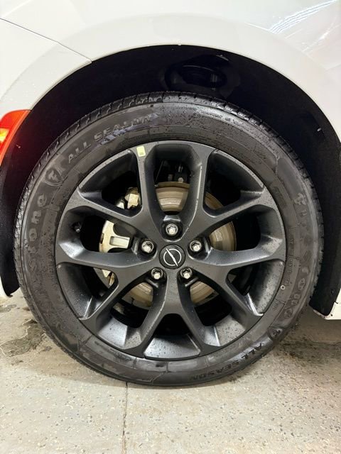 Used 2025 Chrysler Pacifica Limited image 13