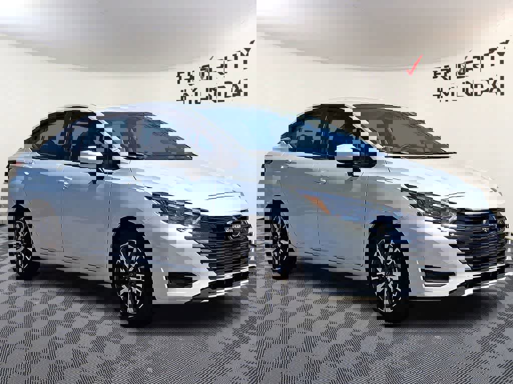 Used 2025 Nissan Versa SV image 3