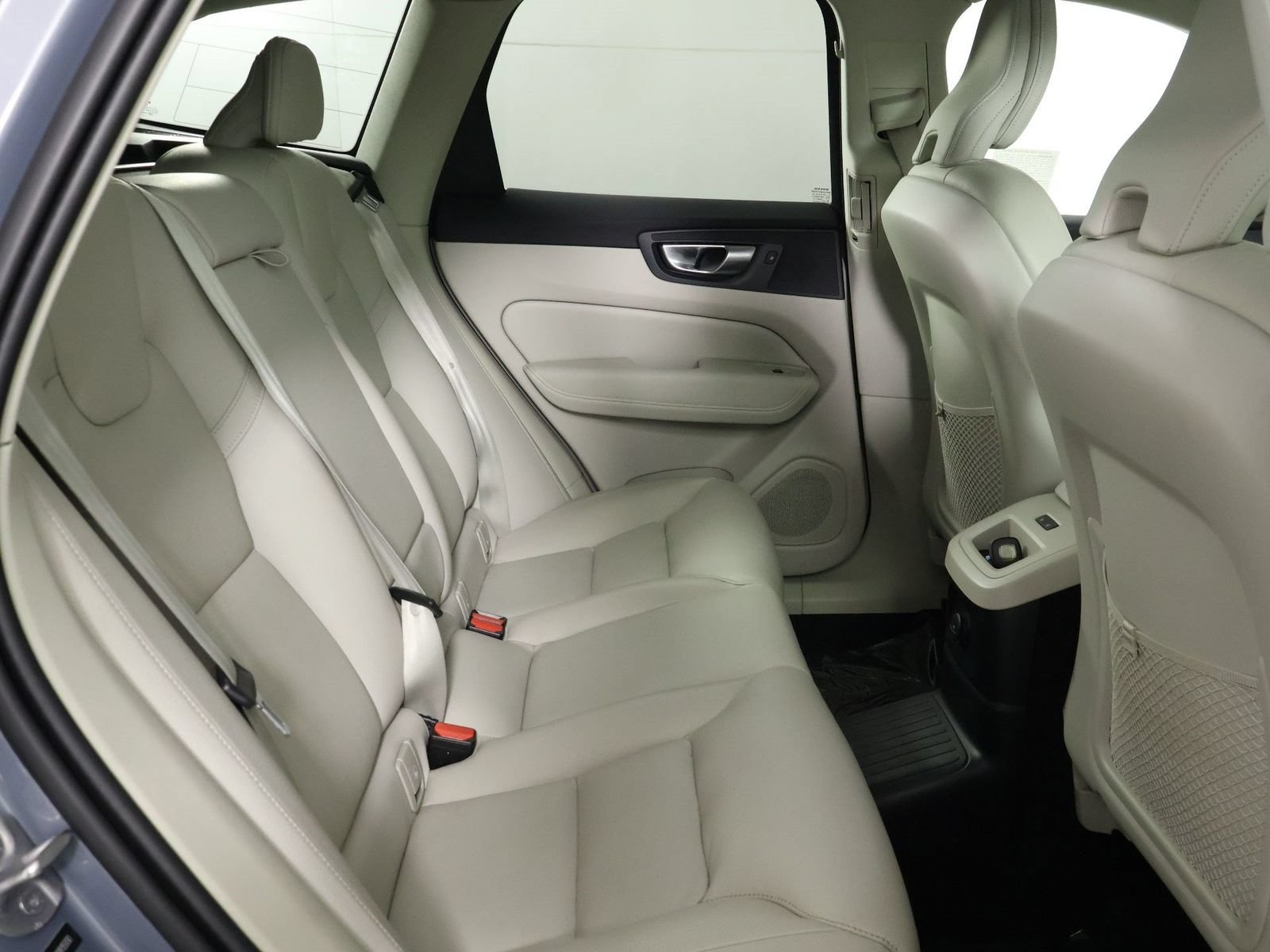 Certified 2024 Volvo XC60 T8 Plus w/ Climate Package AWD/4WD image 30