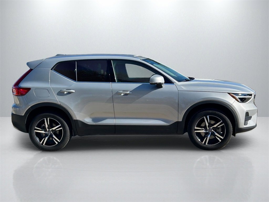 Used 2025 Volvo XC40 B5 Core w/ Protection Package Premier image 4