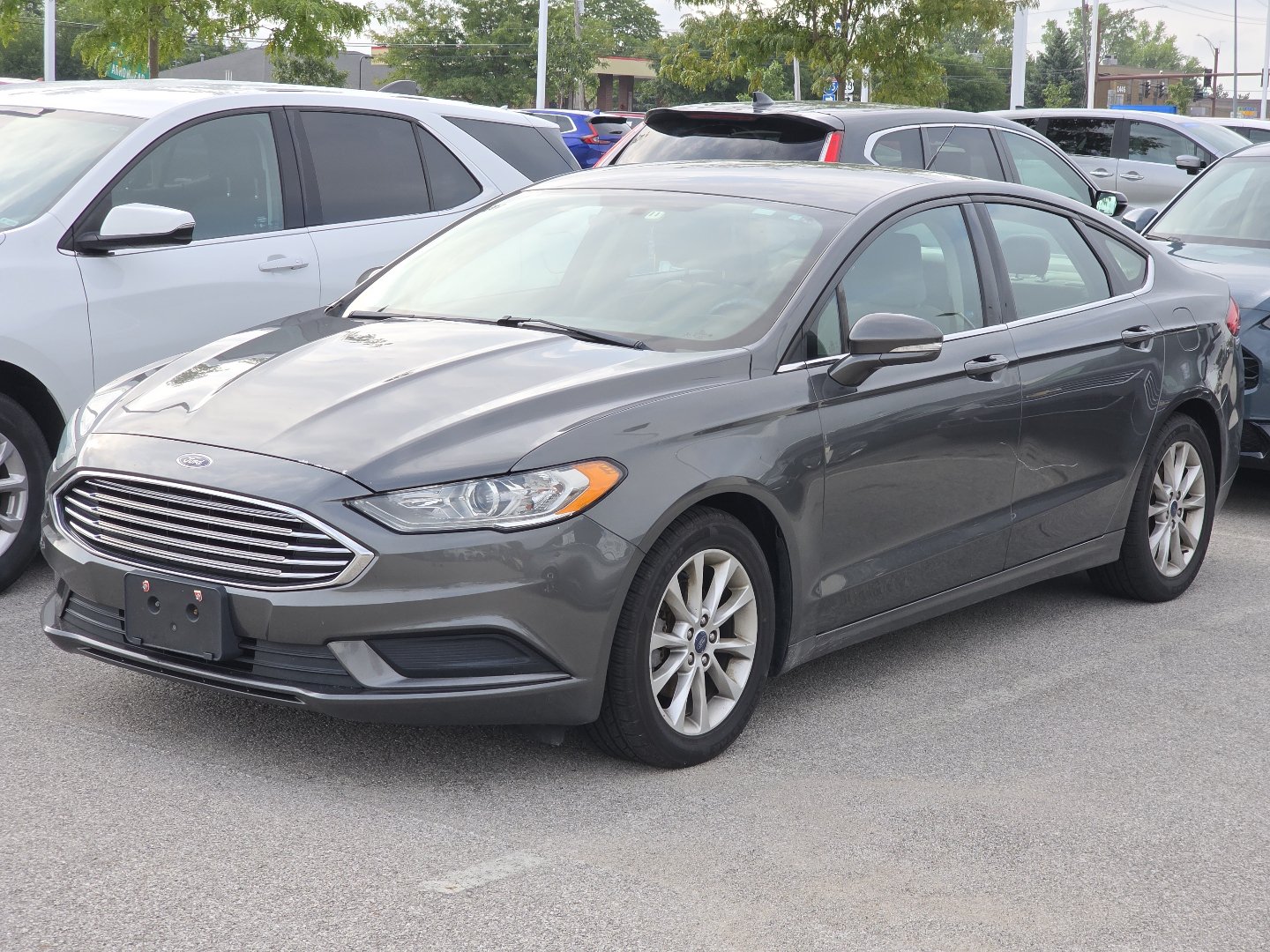 Used 2017 Ford Fusion SE w/ Fusion SE Technology Package FWD image 4