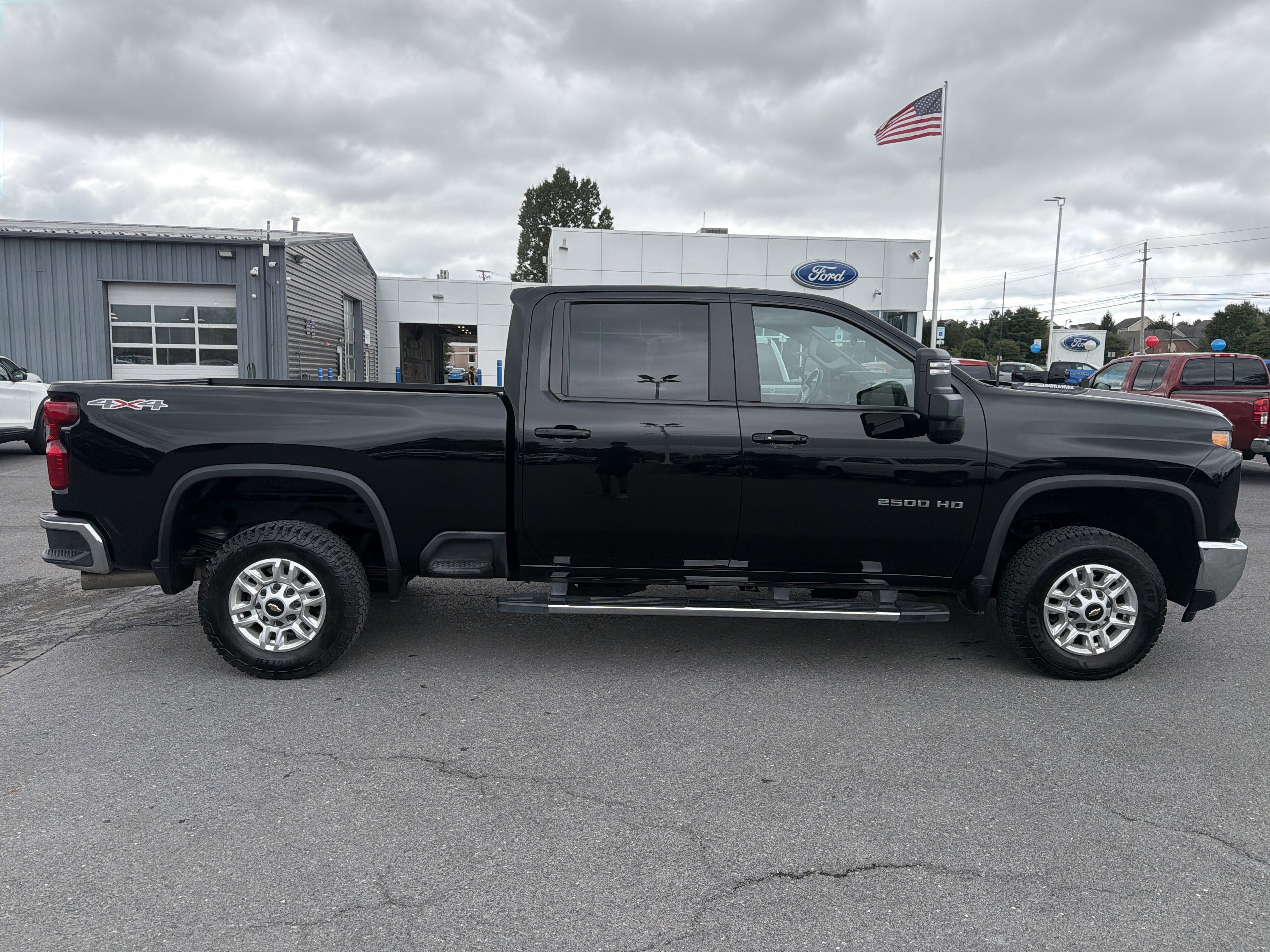 Used 2025 Chevrolet Silverado 2500 LT w/ Convenience Package AWD/4WD image 2