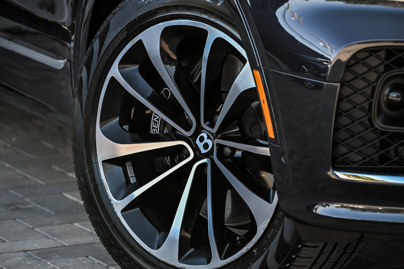 Certified 2023 Bentley Bentayga Extended Wheelbase AWD/4WD image 3