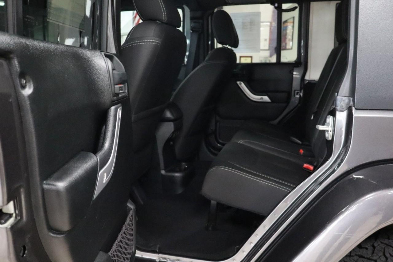 Used 2018 Jeep Wrangler Unlimited Sahara w/ Connectivity Group AWD/4WD image 17