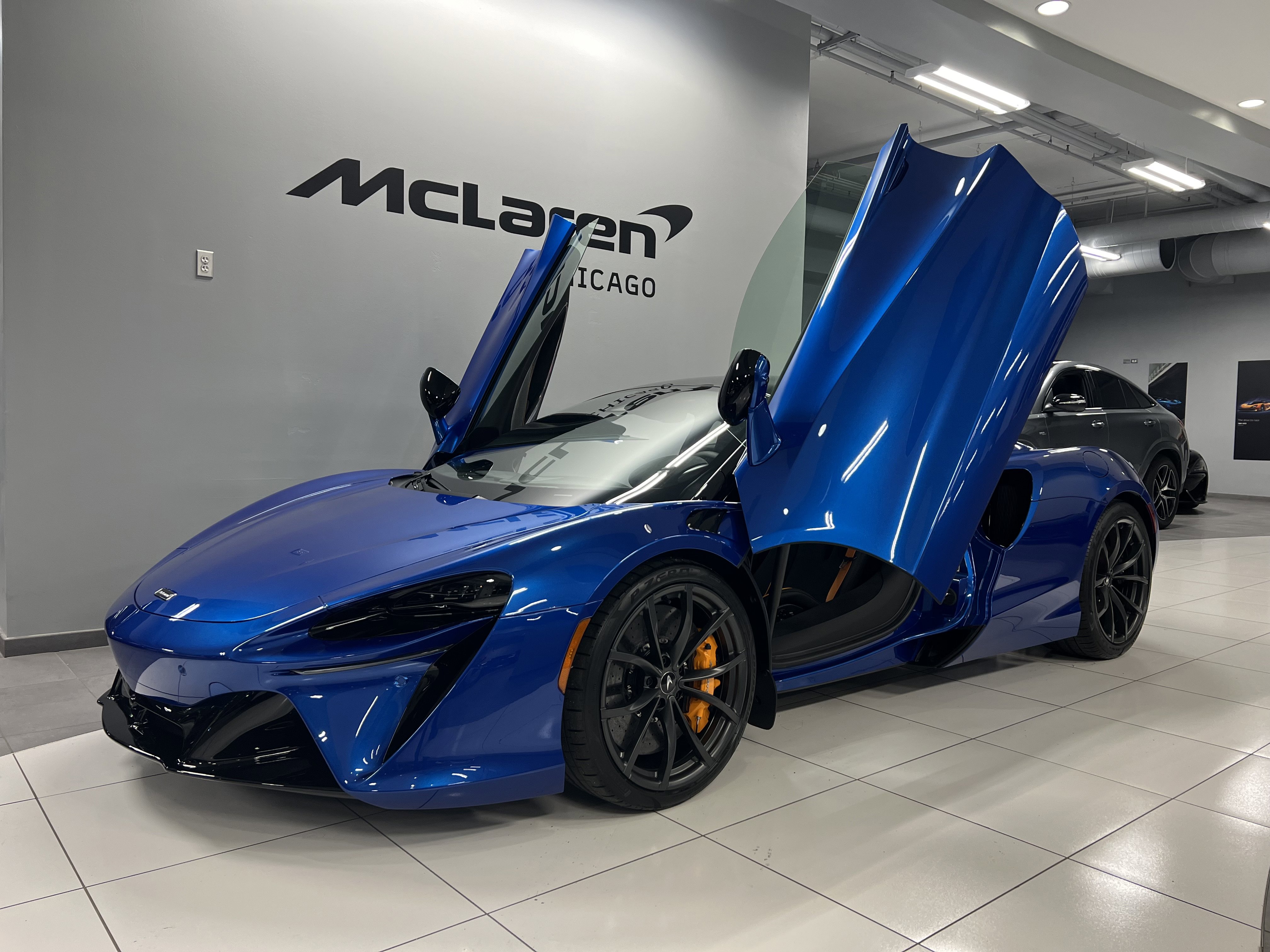 Used 2024 McLaren Artura image 10