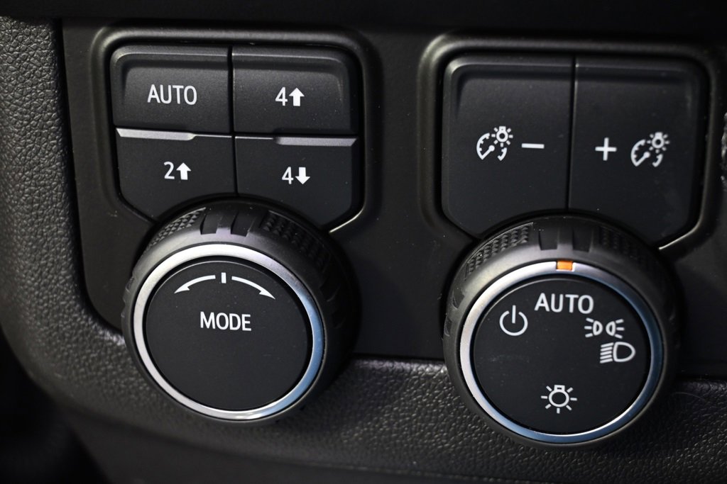 Used 2023 Chevrolet Suburban High Country image 26