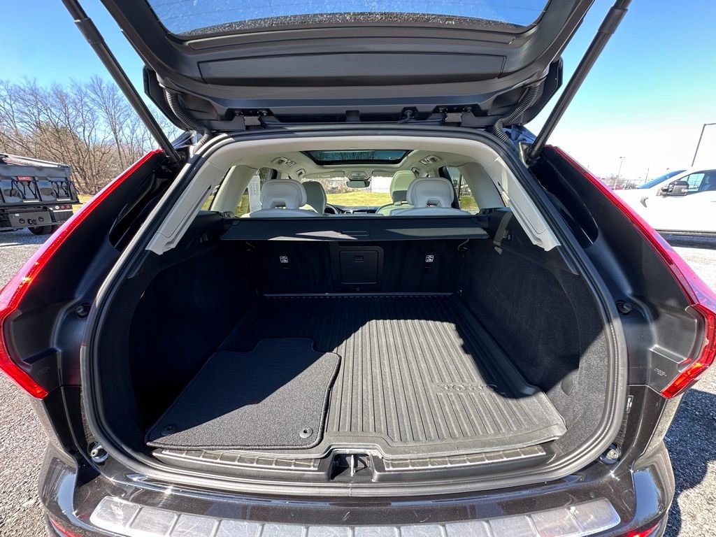Used 2023 Volvo XC60 B5 Plus w/ Protection Package Premier image 16