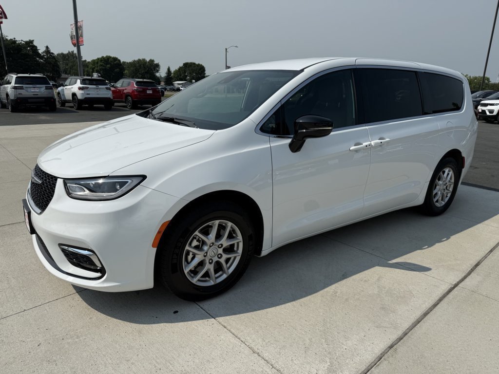 Used 2026 Chrysler Pacifica Select FWD image 4