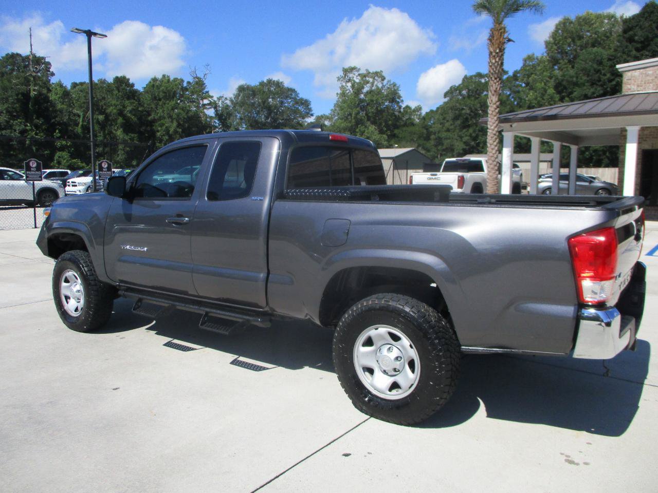 Used 2017 Toyota Tacoma SR5 AWD/4WD image 3