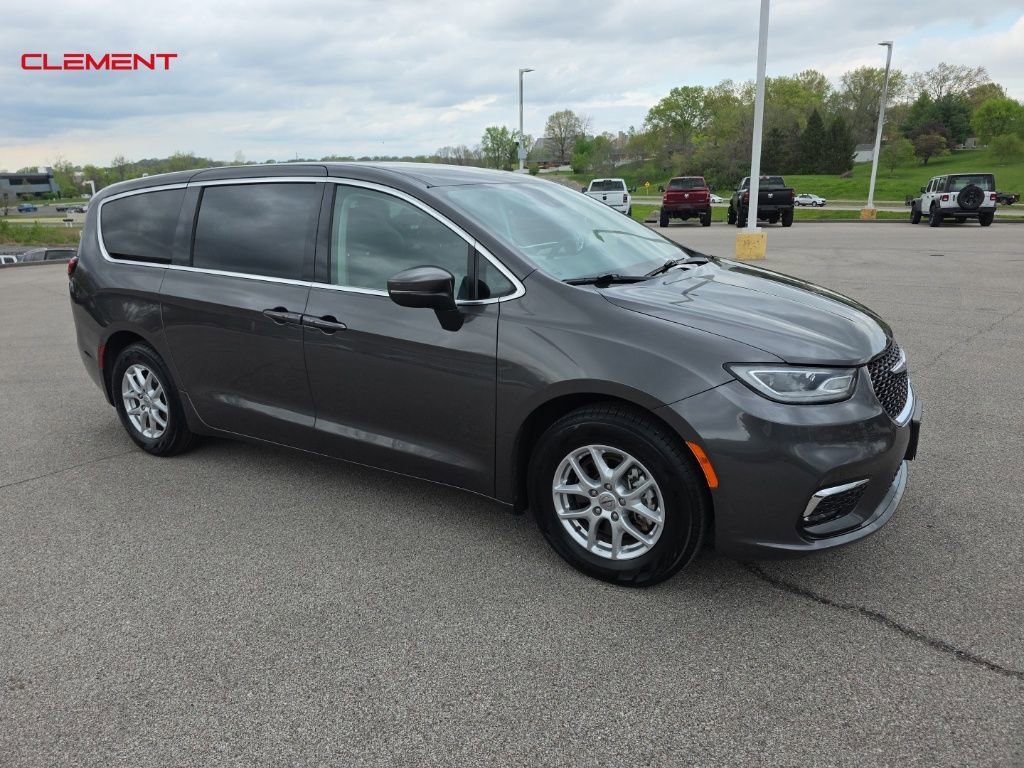 Used 2023 Chrysler Pacifica Touring-L image 37