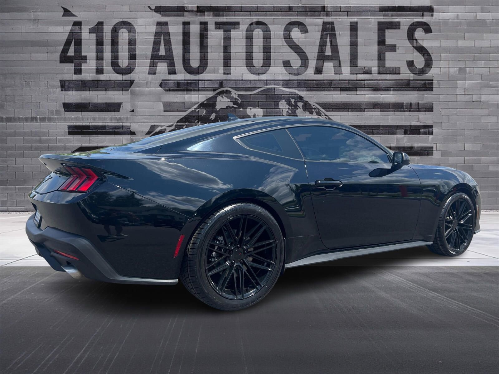 Used 2024 Ford Mustang Coupe image 3
