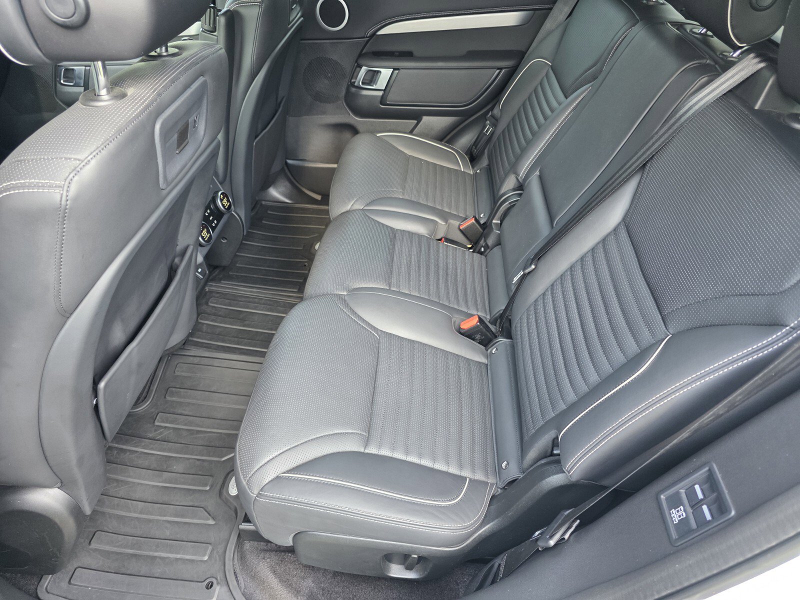 Used 2022 Land Rover Discovery HSE R-Dynamic AWD/4WD image 16