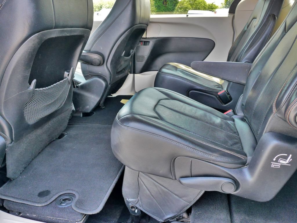 Used 2019 Chrysler Pacifica Touring-L FWD image 17
