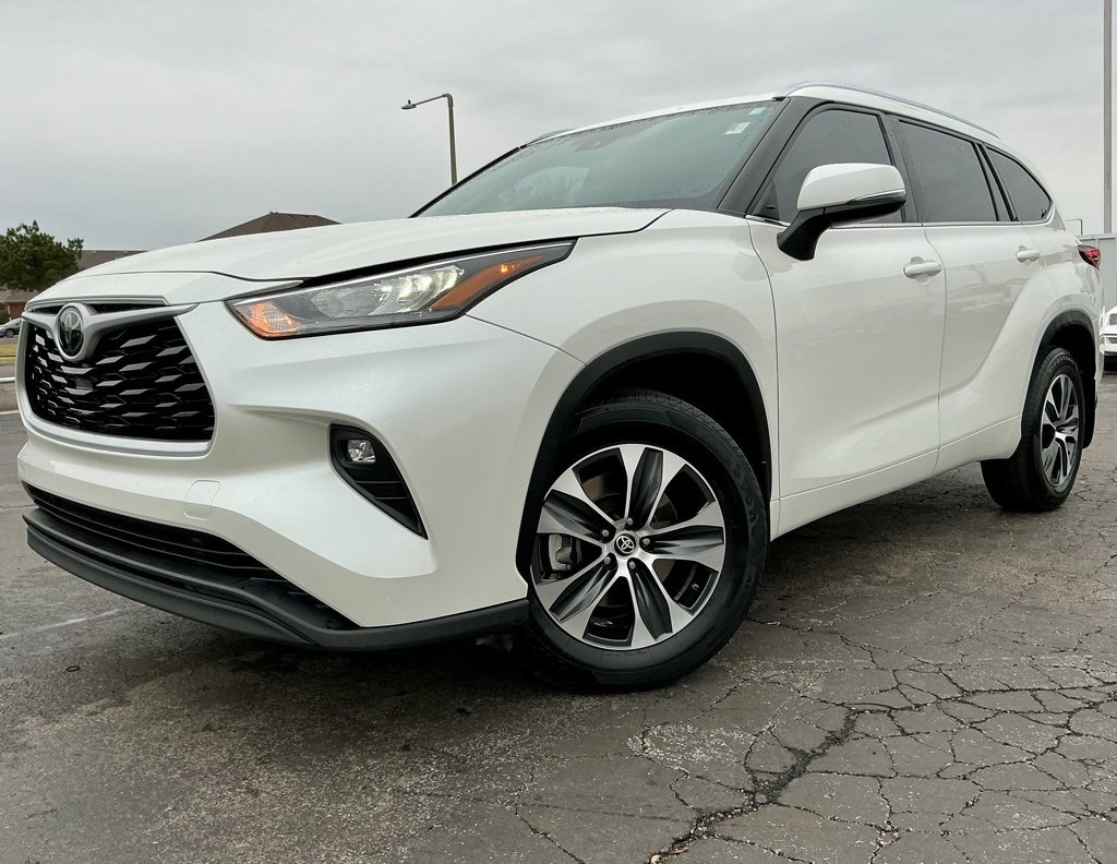 Used 2020 Toyota Highlander XLE image 3