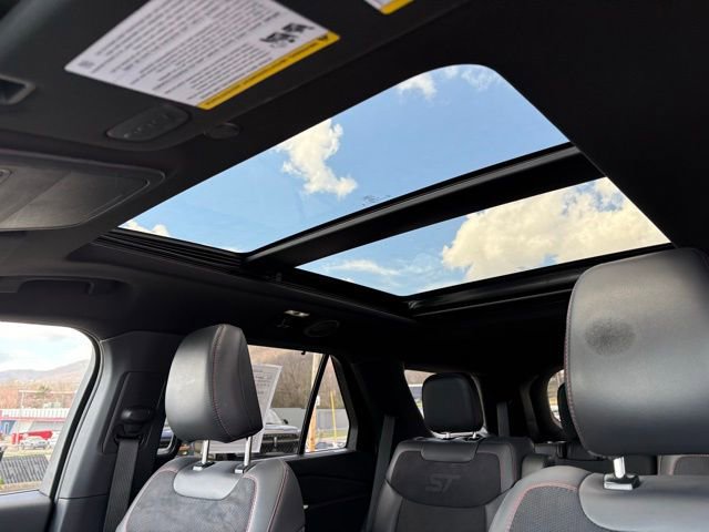 Used 2025 Ford Explorer ST image 30