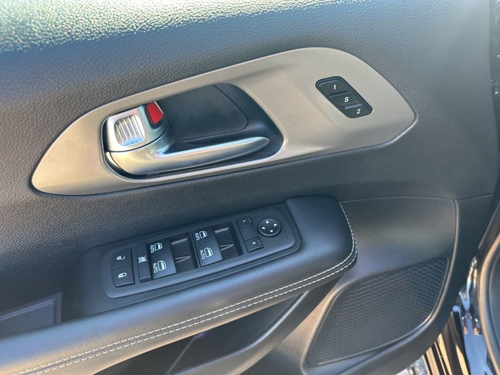 Used 2025 Chrysler Pacifica Select image 18