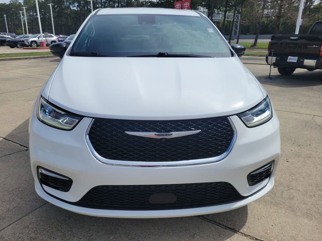 Used 2025 Chrysler Pacifica Select image 4