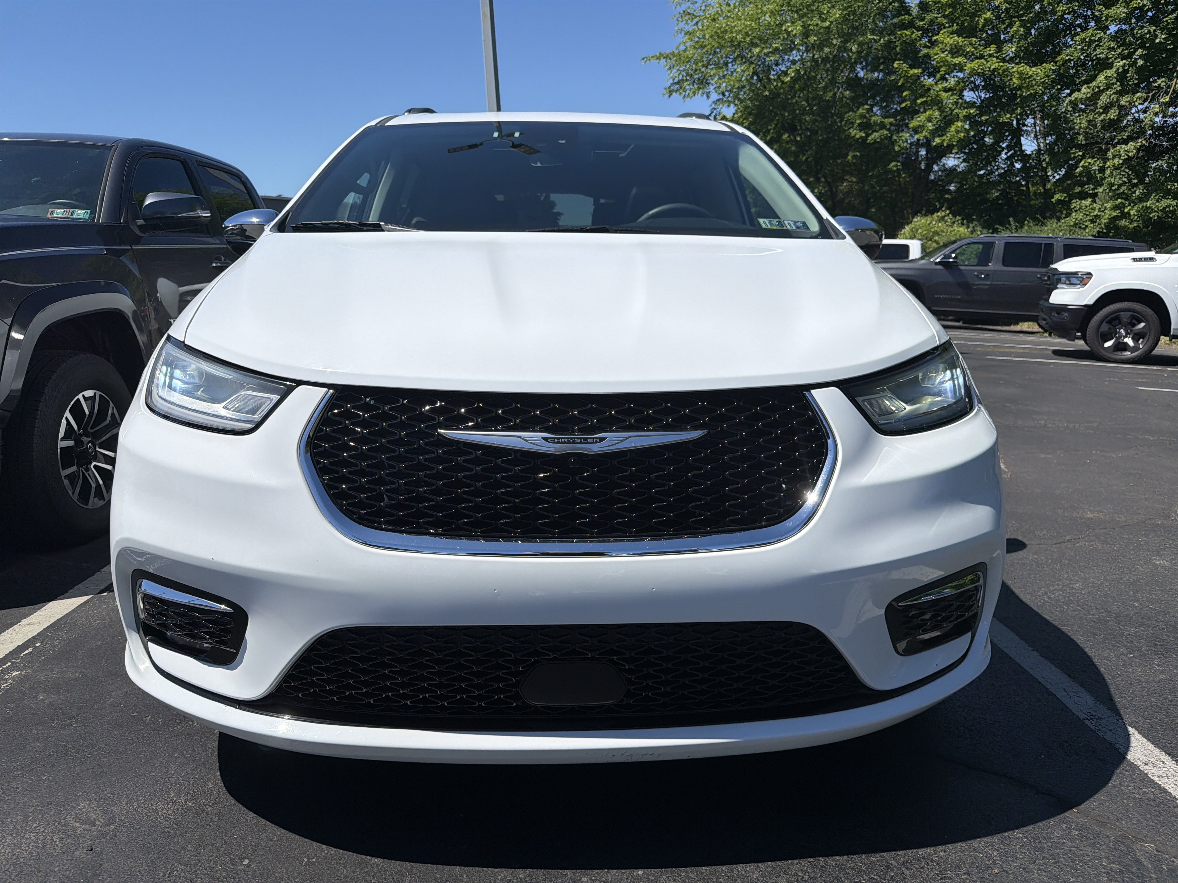 Used 2023 Chrysler Pacifica Limited FWD image 2
