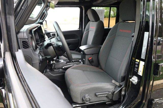 Used 2025 Jeep Wrangler Unlimited Rubicon AWD/4WD image 8