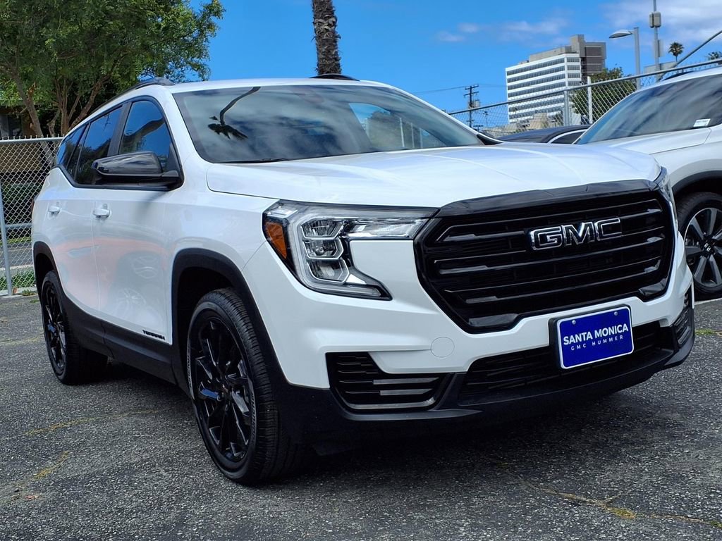 Used 2024 GMC Terrain SLE w/ Elevation Edition FWD image 3