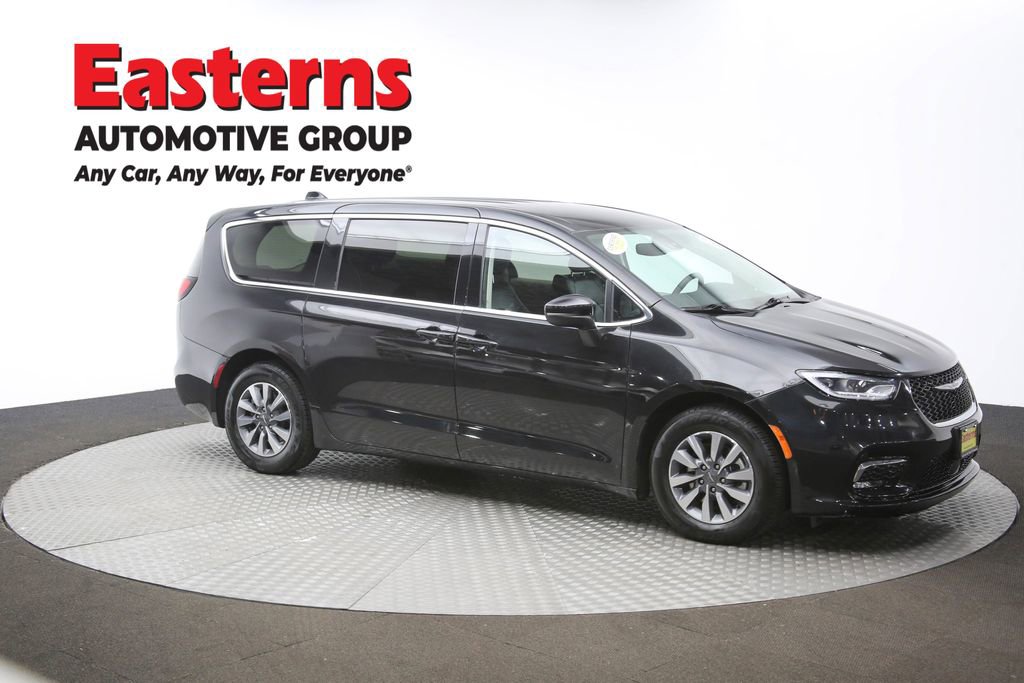 Used 2023 Chrysler Pacifica Touring-L image 45