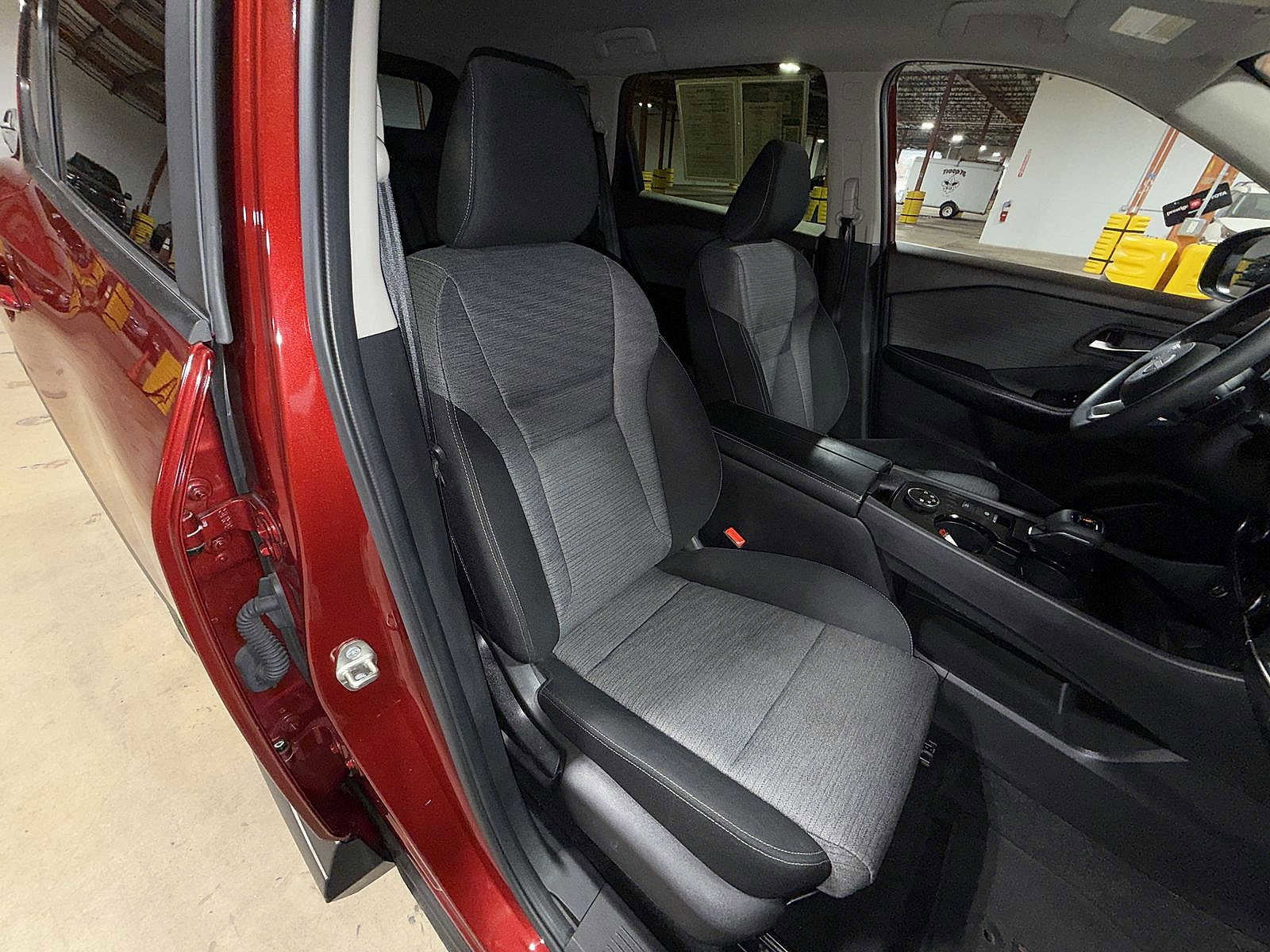 Used 2023 Nissan Rogue SV image 16