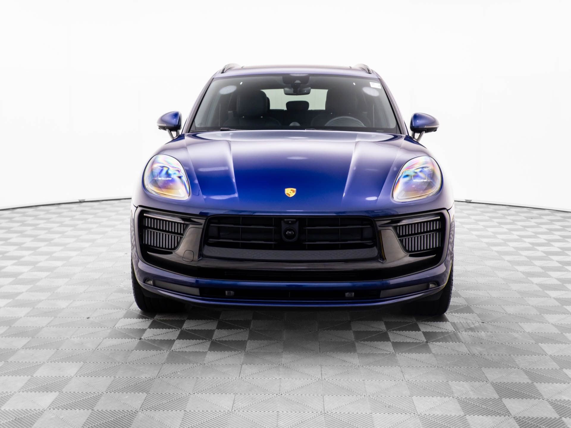 Certified 2025 Porsche Macan GTS image 9