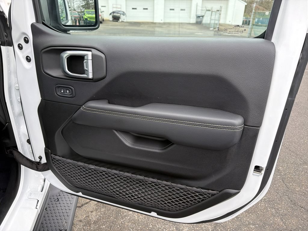 Used 2023 Jeep Wrangler Unlimited Sahara w/ Cold Weather Group AWD/4WD image 16